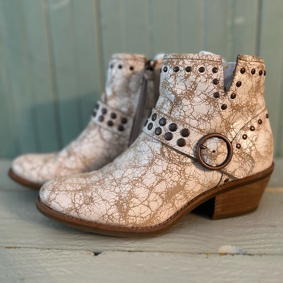 Sofft Shoes - Söfft Allene II Bootie (Women) IVORY, Size 7M